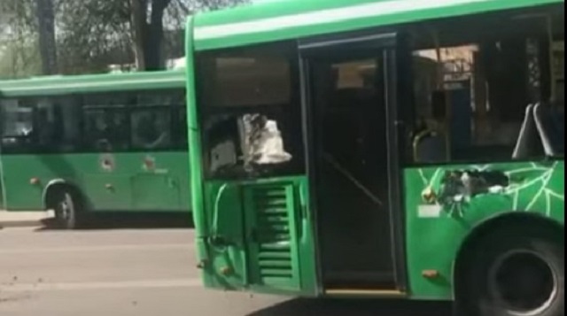 Столкновение автобуса с тепловозом в Алматы попало на видео
