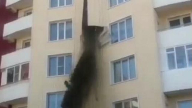 «Трещит по швам»: Фасад жилого дома лопнул в Казахстане