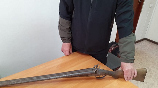 Старинное оружие ХIХ века сдал в полицию житель Риддера