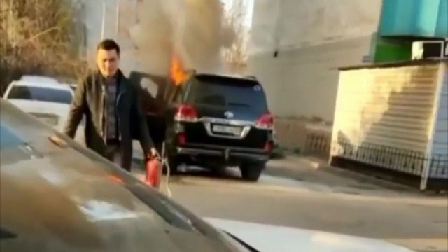 Автомобиль Toyota Land Cruiser загорелся во дворе дома в Алматы