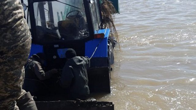 Трактор вызволили из водной ловушки в Костанайской области