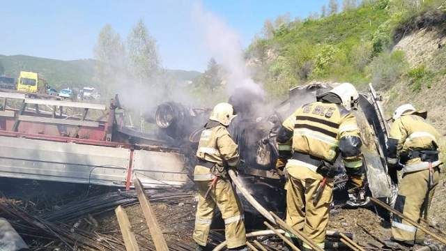 В ВКО двое взрослых и двое детей погибли в сгоревшем автомобиле