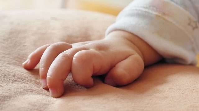 Женщина родила малыша, не подозревая о своей беременности