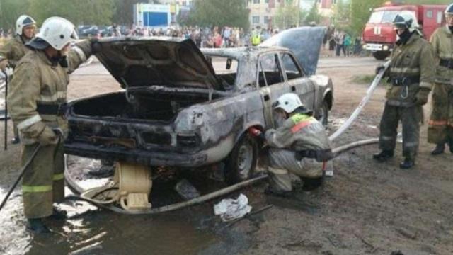 В Рудном неподалёку от поликлиники сгорел автомобиль