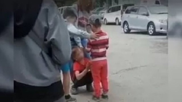 Видео: Женщина поставила на колени ребенка, обидевшего ее сына
