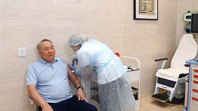Нурсултан Назарбаев привился вакциной «Спутник V»