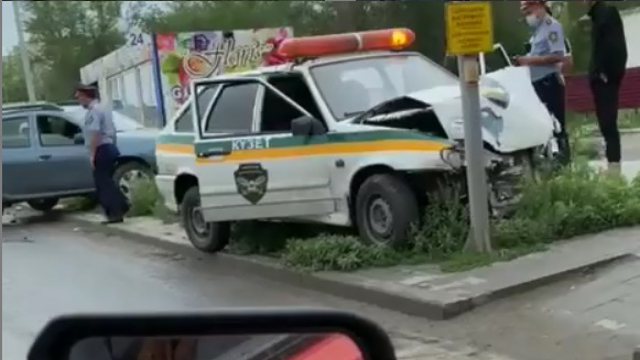 Видео: Кроссовер и автомобиль охраны не разъехались в Костанае