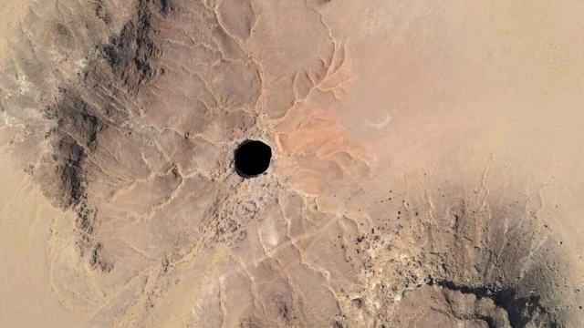 «Колодец ада»: Появилось фото загадочной дыры в Йемене