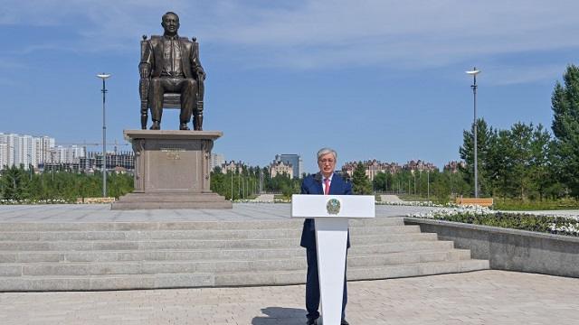 Памятник Нурсултану Назарбаеву открыли в Нур-Султане