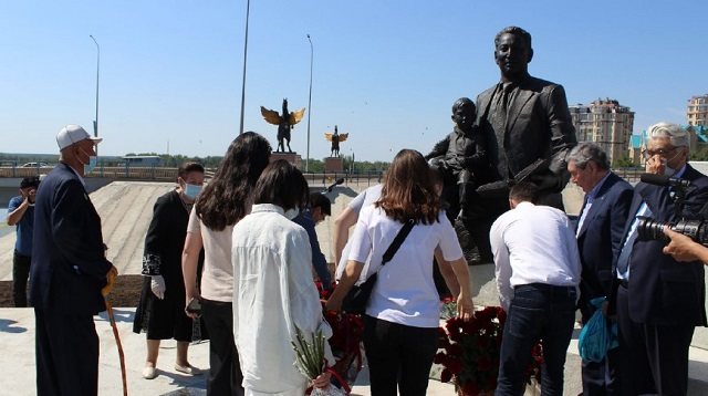Памятник Кенжегали Сагадиеву открыли в Костанае