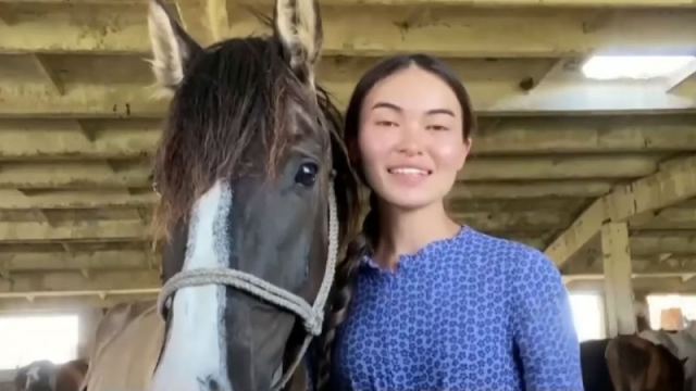Видео: Как пастушка из Казахстана стала звездой Интернета
