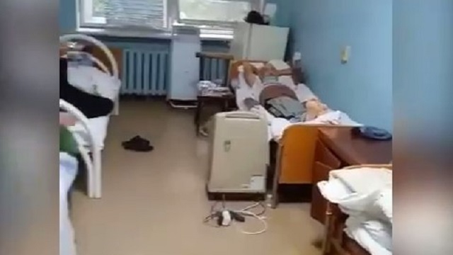 Протекающий потолок ковидного госпиталя возмутил Сеть