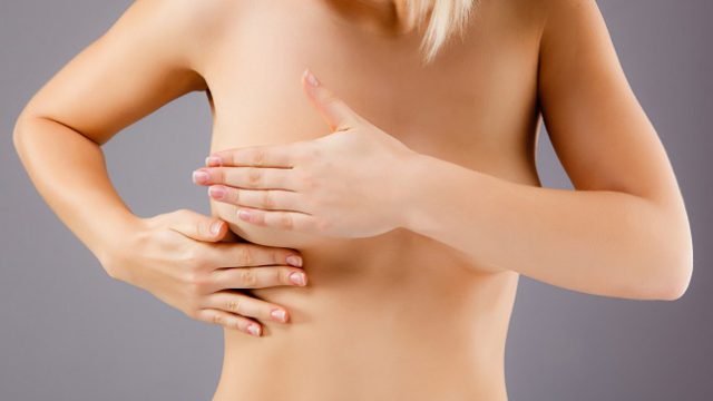 Опасный симптом: что делать, если на груди появилась сыпь