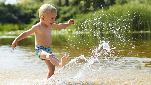 «Хочу купаться»: 6-летний мальчик самостоятельно пошёл на Иртыш