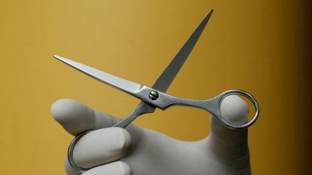 Хирурги забыли ножницы в желудке 59-летнего пациента. Он умер