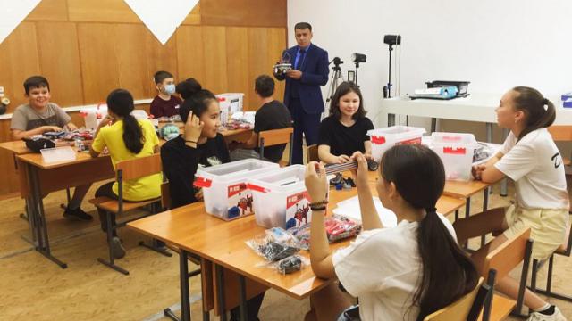 Миллионер подарил робототехнику школьникам Костанайской области