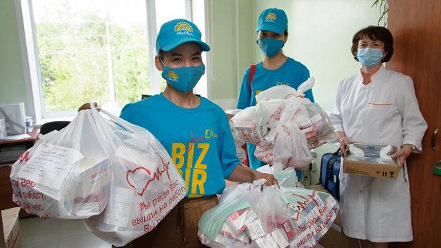 «Надо помогать!» Волонтёры развозят лекарства в Костанае