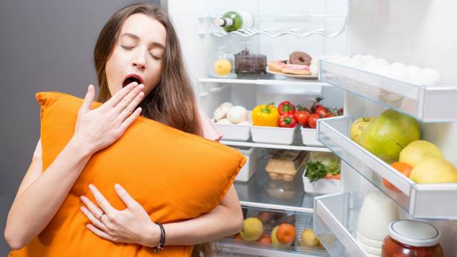 Диетологи рассказали, какие продукты можно есть перед сном