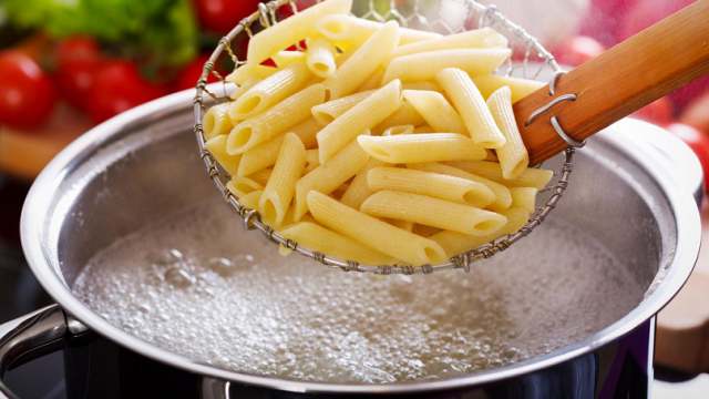 Как приготовить макароны, чтобы они не слиплись: совет шеф-повара
