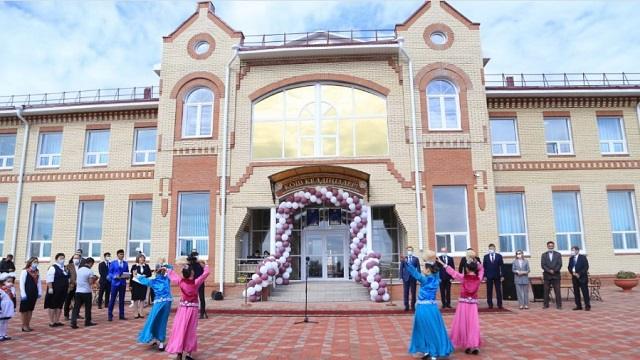 Аким Костанайской области открыл новую школу в Карасу