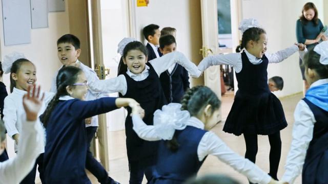 Школьницам разрешили носить платки и тюбетейки в Узбекистане