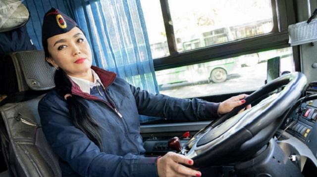 Почему на водителя автобуса из Алматы заглядываются пассажиры