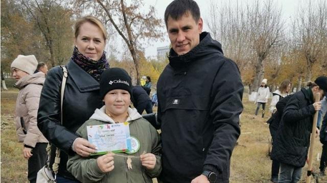 Более 100 семей высадили именные деревья в парке Рудного