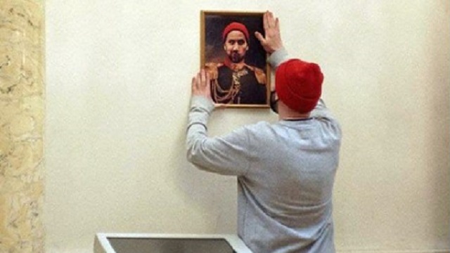 Мужчина повесил свой портрет в Эрмитаже. На него подали в суд