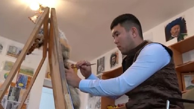 Видео: Художник из Казахстана создаёт картины на шкурах животных