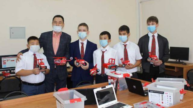 Восемь комплектов робототехники подарил меценат школе в Костанае