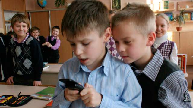 Школьникам запретят пользоваться смартфонами на уроках