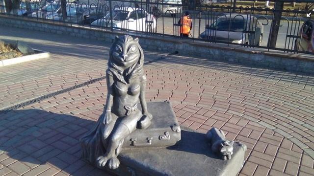 Скульптуру кошки с человеческой грудью установили в Кургане