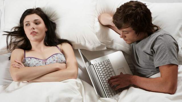 Четыре причины, почему ваш мужчина сидит на сайтах знакомств