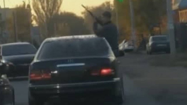 Пассажир авто открыл стрельбу во время движения в Казахстане