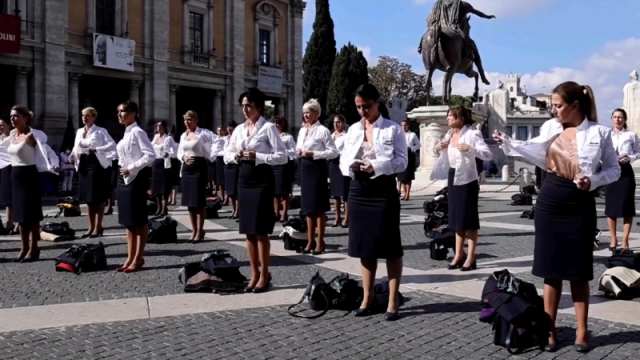 Видео: Полсотни стюардесс разделись на площади в знак протеста