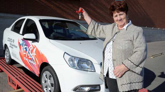 «Машина за вакцину»: Новое авто уехало к пенсионерке в Рудный