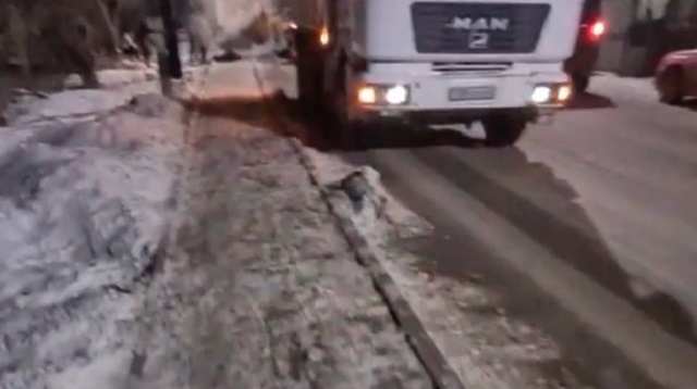 «Традиции не меняются»: Асфальт поверх снега уложили в Талгаре