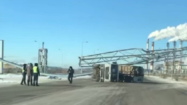 Видео: Грузовик поднял кузов и упал набок, повредив теплотрассу