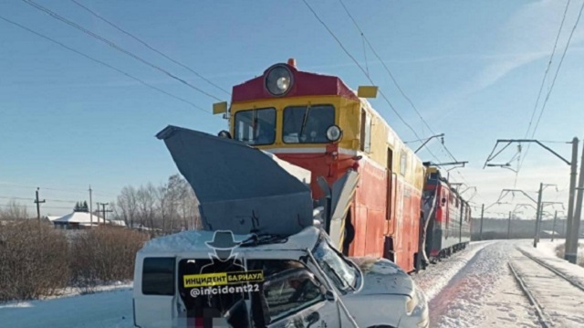 Видео: Поезд столкнулся с автомобилем. Трое детей погибли