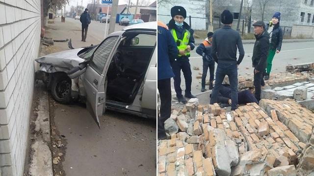 В результате ДТП пешехода завалило кирпичной стеной в Павлодаре