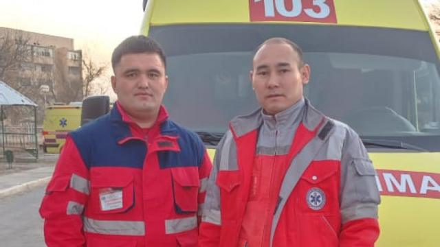 «Не довезла!» Казахстанка родила двойню в карете скорой помощи