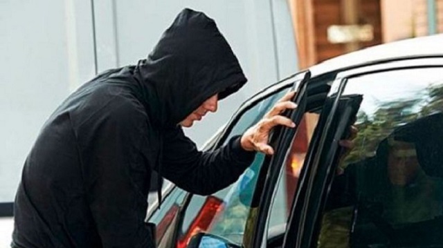 14-летний подросток ограбил карагандинку в автомобиле