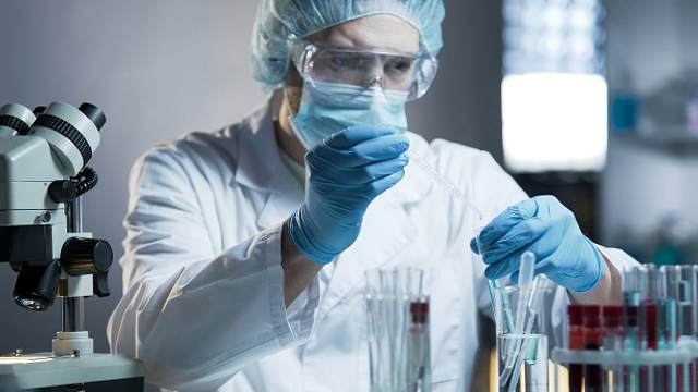 Новый штамм коронавируса обнаружили учёные во Франции