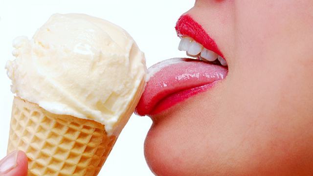 В чём опасность большой порции мороженого в жару