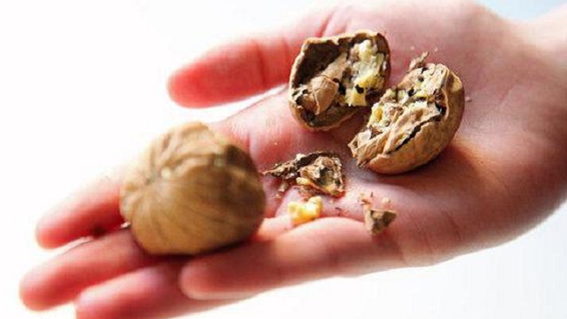 Почему людям с коронавируcной инфекцией полезно есть орехи