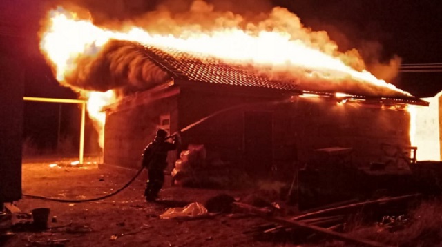 «Открытым пламенем»: Недостроенный дом сгорел в Тобыле