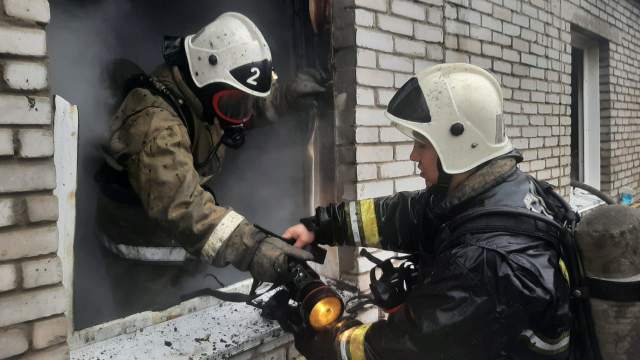 Пожар в частном доме тушили одиннадцать огнеборцев Рудного
