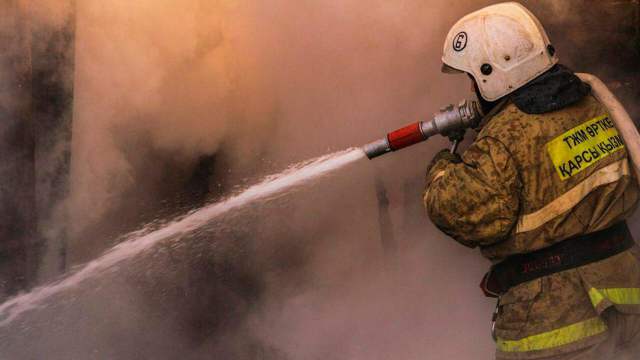Пожарные вынесли на руках женщину из горящего здания в Костанае