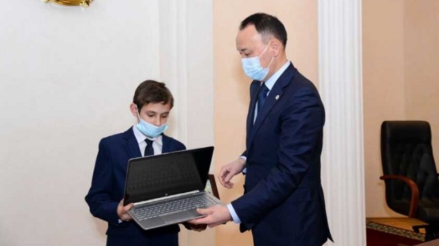 Герой Олег Пирог получил ноутбук из рук акима Костанайской области