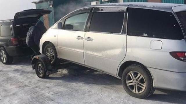 Едва не замёрзли: автомобиль заглох на трассе в Костанайской области